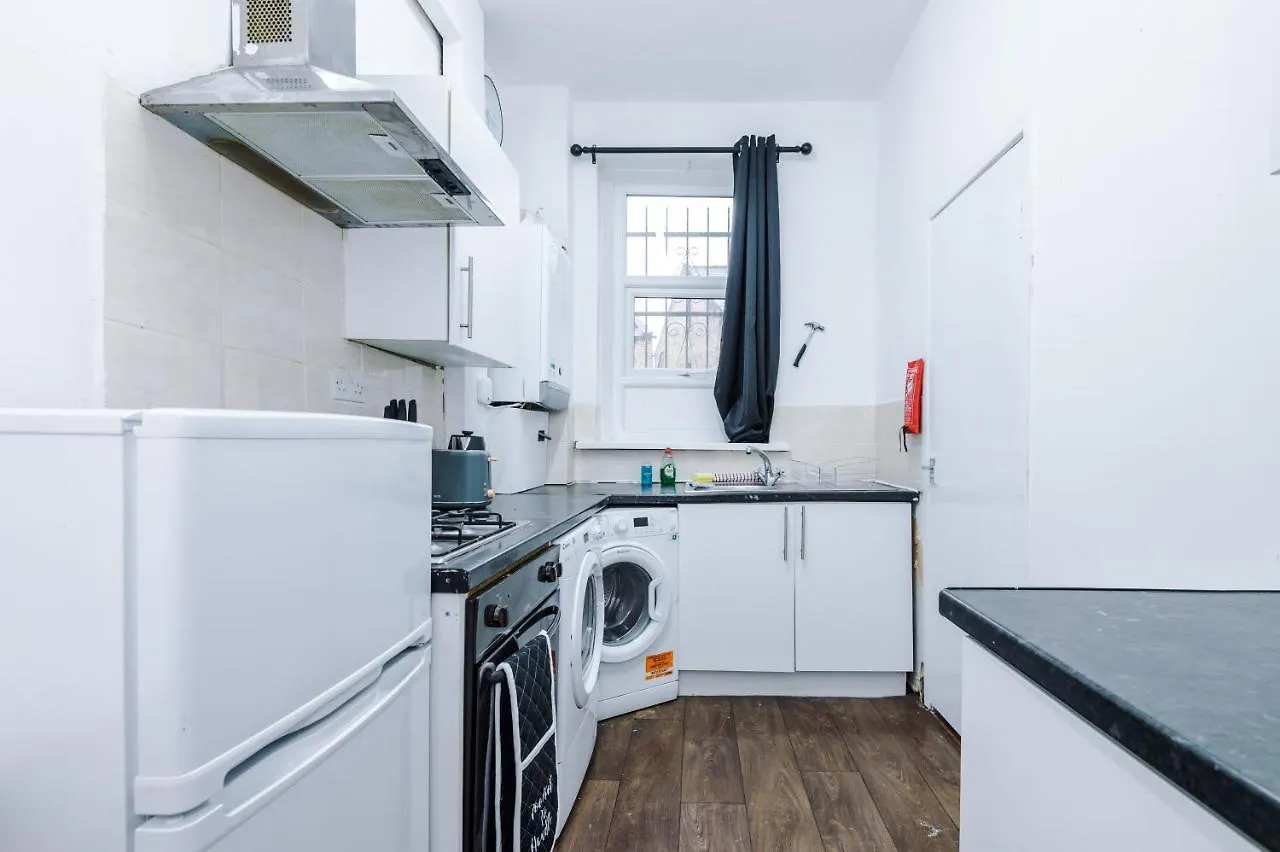 65 Inch Tv & Luxurious 2 Bedroom Suite For Your Ultimate Getaway Bradford  Großbritannien