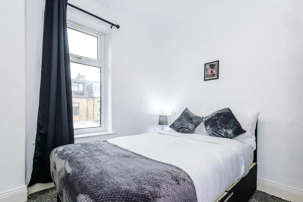 Ferienhaus 65 Inch Tv & Luxurious 2 Bedroom Suite For Your Ultimate Getaway Bradford