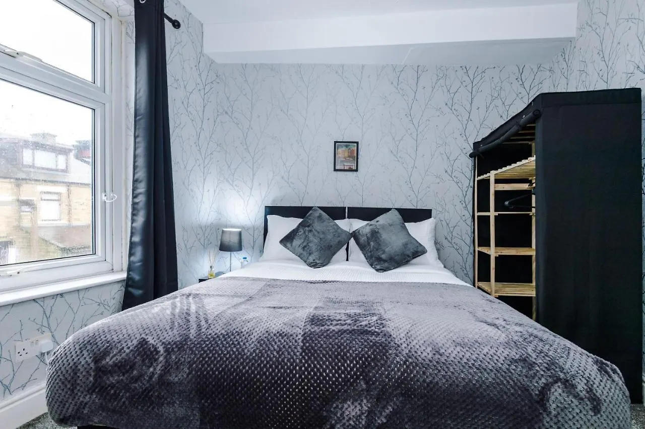 65 Inch Tv & Luxurious 2 Bedroom Suite For Your Ultimate Getaway Bradford  Großbritannien