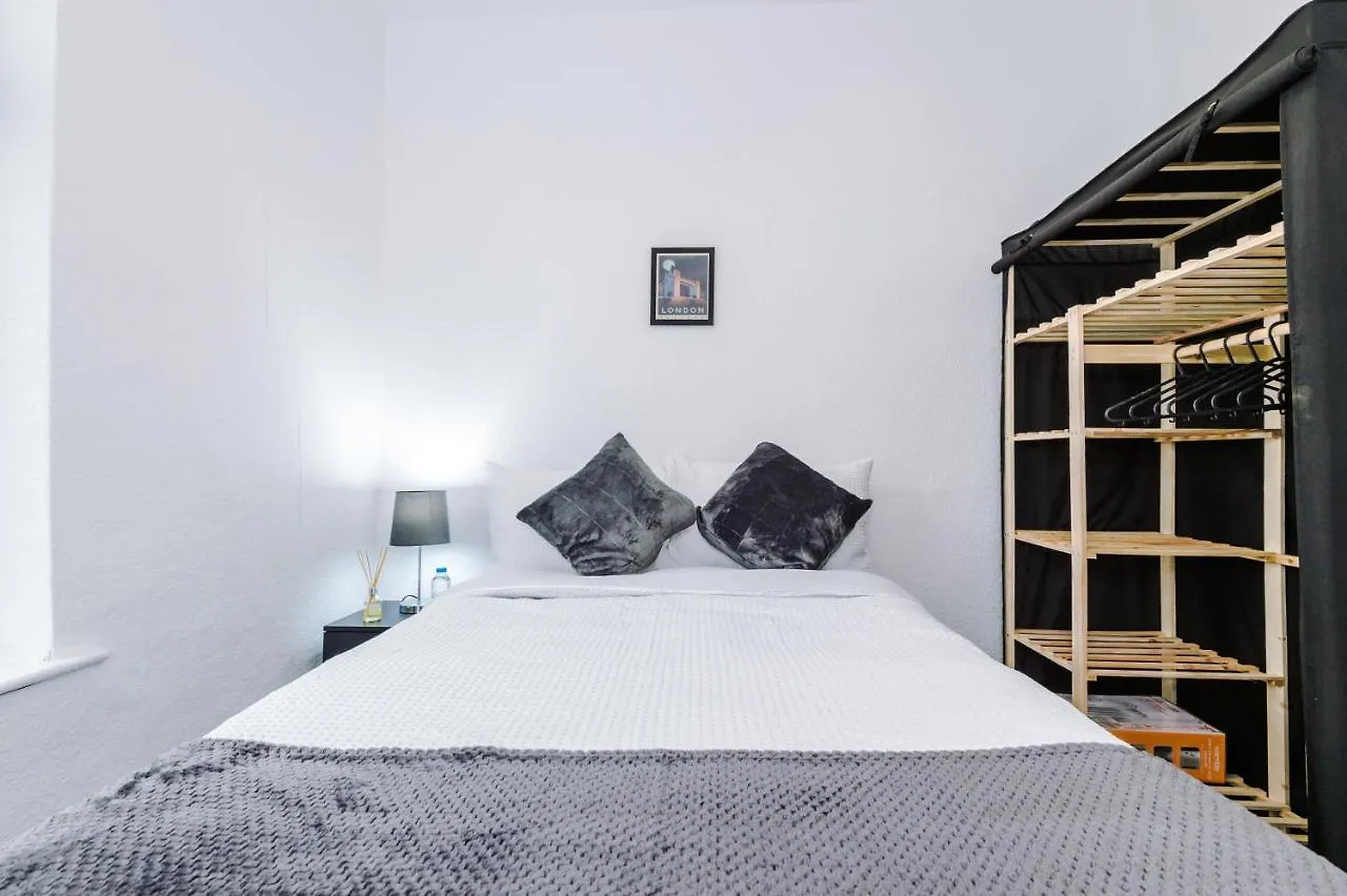 65 Inch Tv & Luxurious 2 Bedroom Suite For Your Ultimate Getaway Bradford  Bradford (West Yorkshire)
