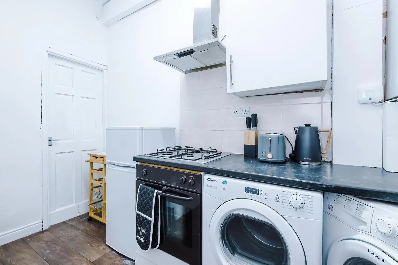 Ferienhaus 65 Inch Tv & Luxurious 2 Bedroom Suite For Your Ultimate Getaway Bradford