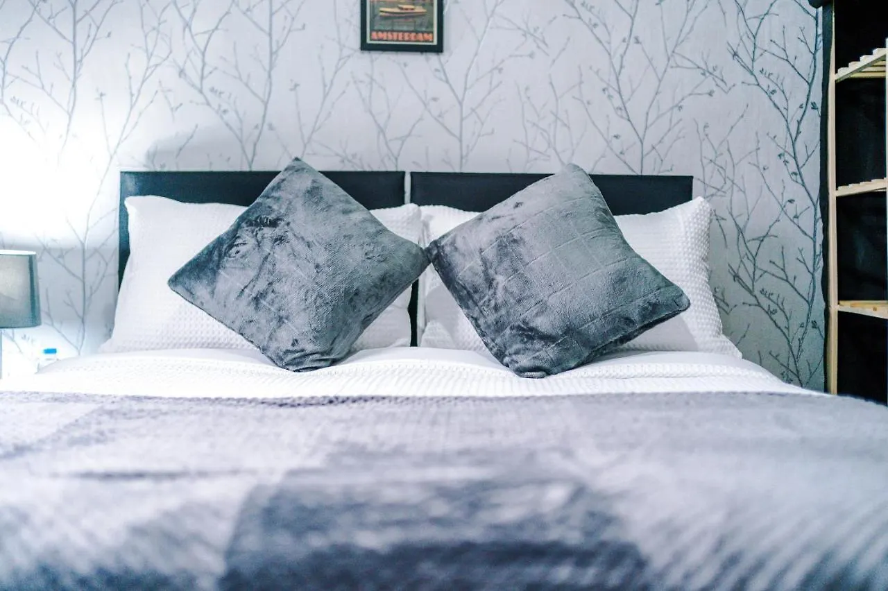 Ferienhaus 65 Inch Tv & Luxurious 2 Bedroom Suite For Your Ultimate Getaway Bradford